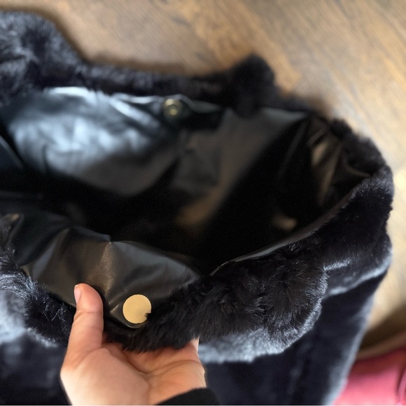 Black and White Skull Design Fur Tote Bag - Picture 3 of 5